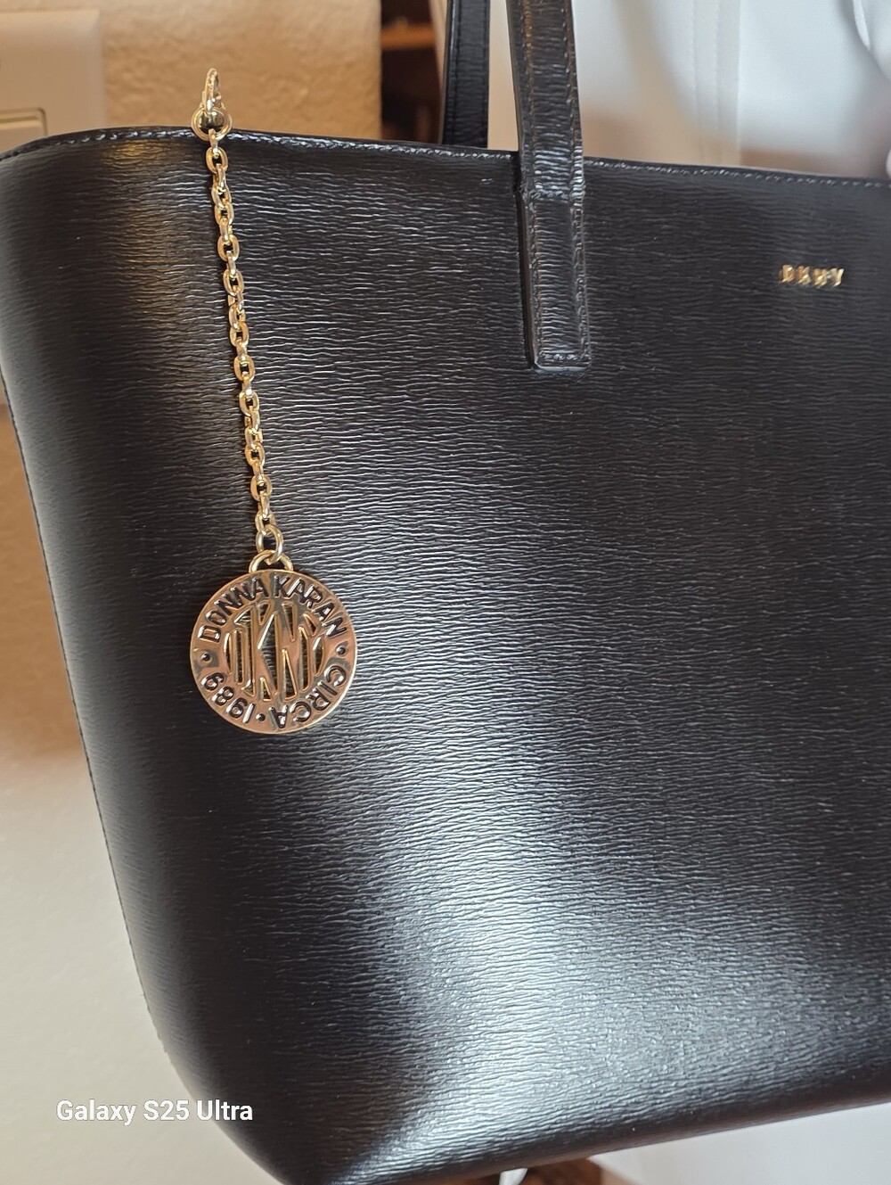 DKNY Bryant Saffiano Cow Leather Medium Tote Bag Black Gold Hardware EUC - Picture 12 of 17